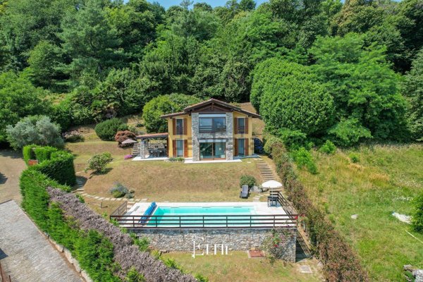 casa indipendente in vendita ad Arona in zona Dagnente