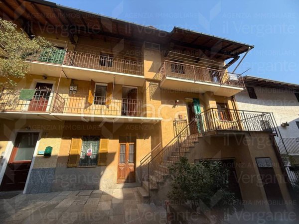 casa indipendente in vendita ad Arona in zona Dagnente