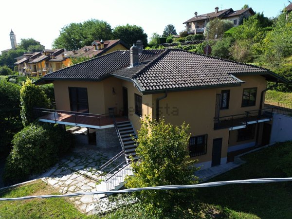 casa indipendente in vendita ad Arona in zona Mercurago