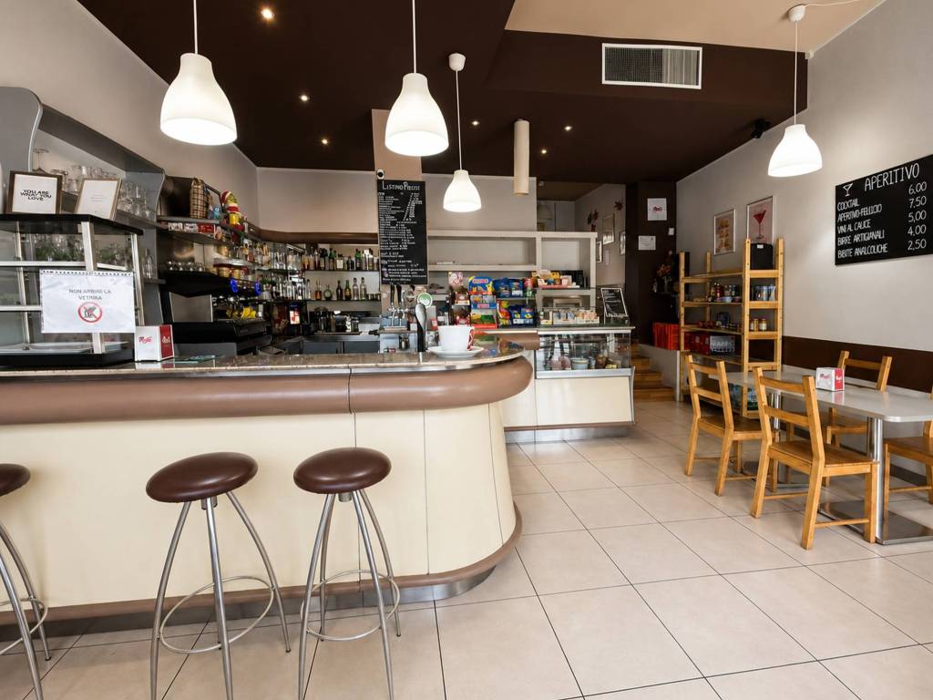 negozio in vendita ad Arona in zona Mercurago