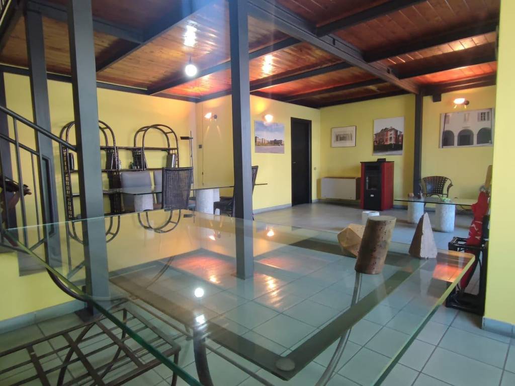 ufficio in vendita ad Arona in zona Mercurago