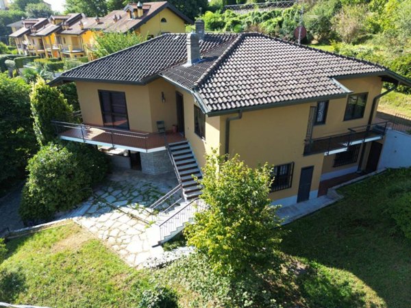 casa indipendente in vendita ad Arona in zona Mercurago
