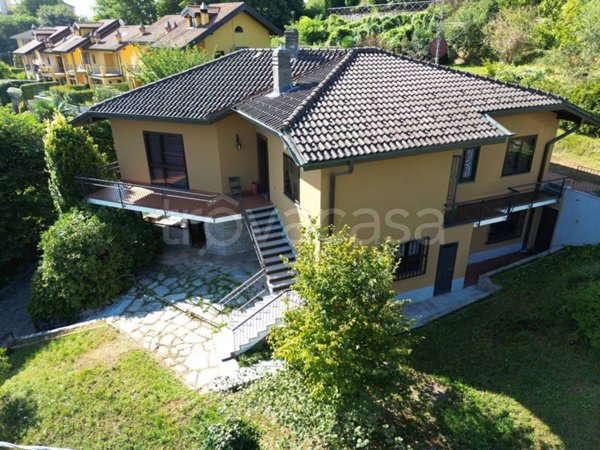 casa indipendente in vendita ad Arona in zona Mercurago