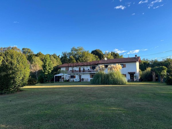 casa indipendente in vendita ad Arona in zona Montrigiasco