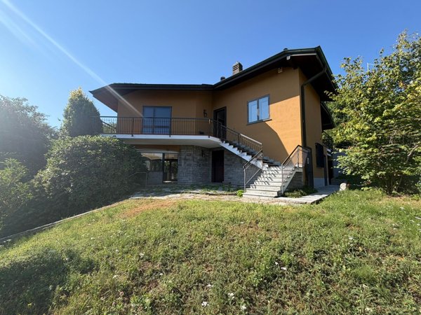 casa indipendente in vendita ad Arona in zona Mercurago