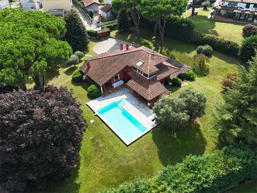 casa indipendente in vendita ad Arona in zona Mercurago