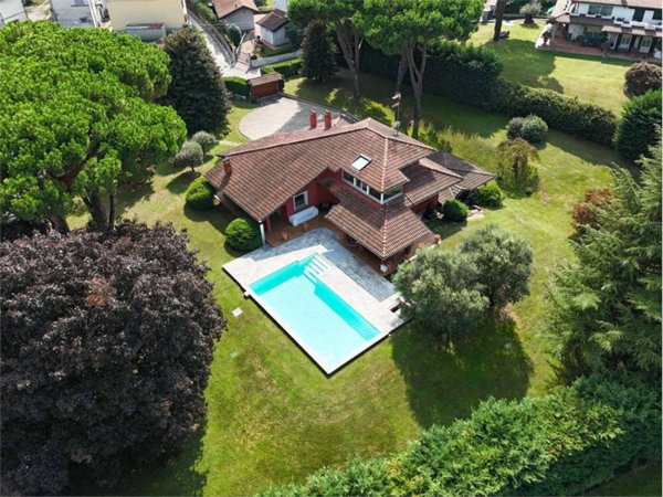 casa indipendente in vendita ad Arona in zona Mercurago