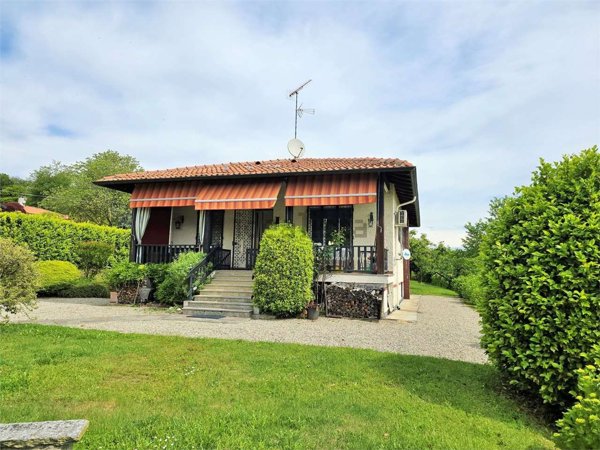 casa indipendente in vendita ad Arona in zona Montrigiasco
