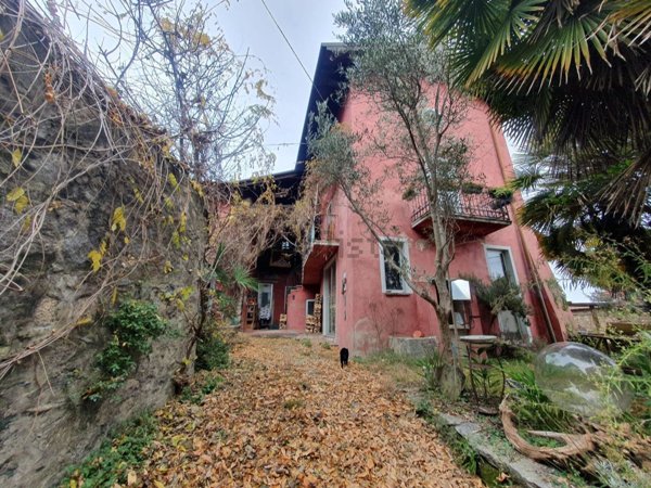 casa indipendente in vendita ad Arona in zona Montrigiasco