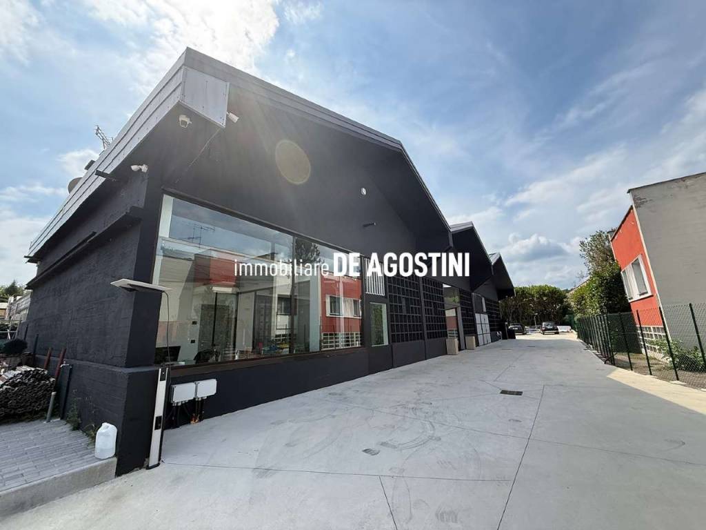 locale commerciale in vendita ad Arona in zona Mercurago