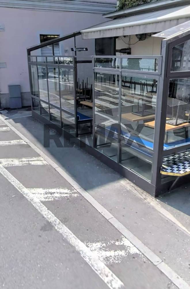 locale commerciale in vendita ad Arona