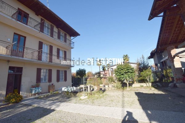 casa indipendente in vendita ad Arona in zona Mercurago