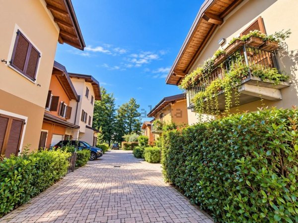 casa indipendente in vendita ad Arona in zona Mercurago