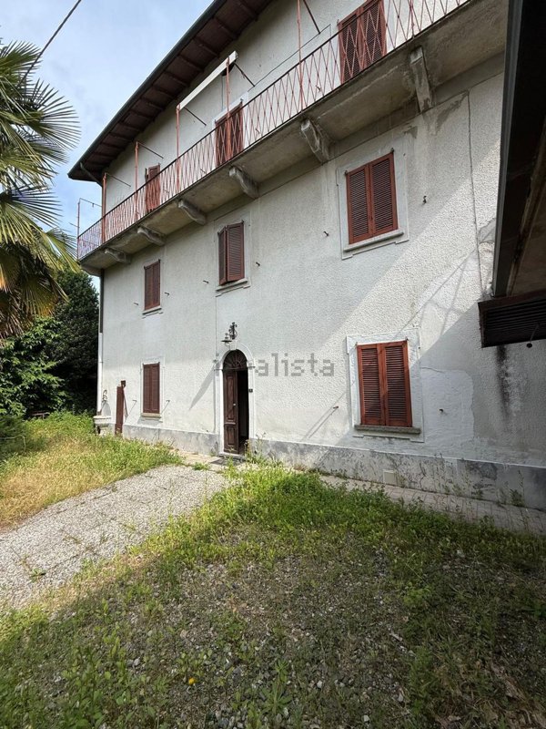 casa indipendente in vendita ad Arona in zona Mercurago