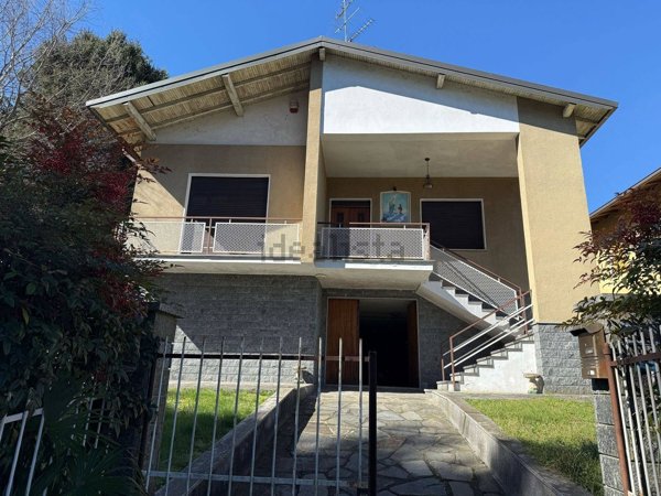 casa indipendente in vendita ad Arona in zona Mercurago