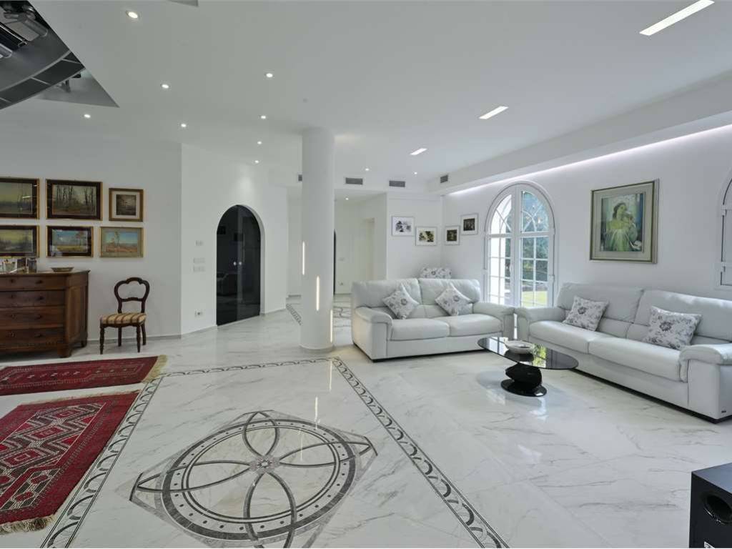 casa indipendente in vendita ad Arona in zona Campagna