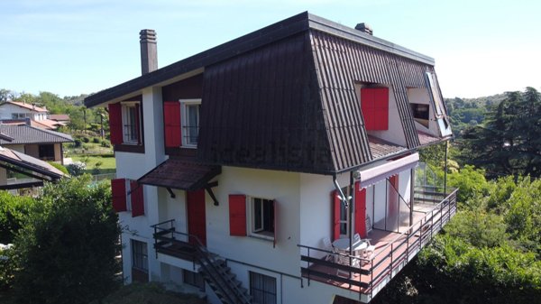 casa indipendente in vendita ad Arona in zona Montrigiasco