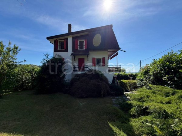 casa indipendente in vendita ad Arona in zona Montrigiasco