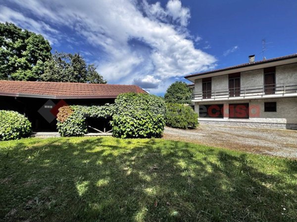 casa indipendente in vendita ad Arona in zona Mercurago