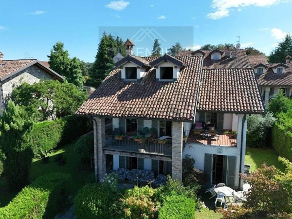 casa indipendente in vendita ad Arona in zona Mercurago