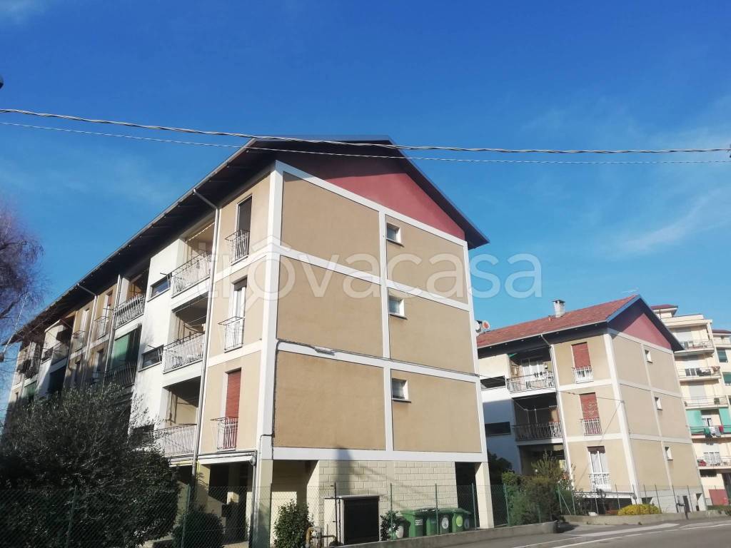 appartamento in vendita ad Arona in zona Mercurago