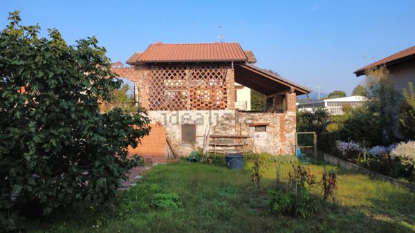 casa indipendente in vendita ad Arona in zona Mercurago