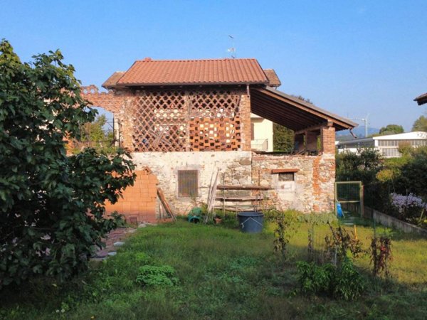 casa indipendente in vendita ad Arona in zona Mercurago