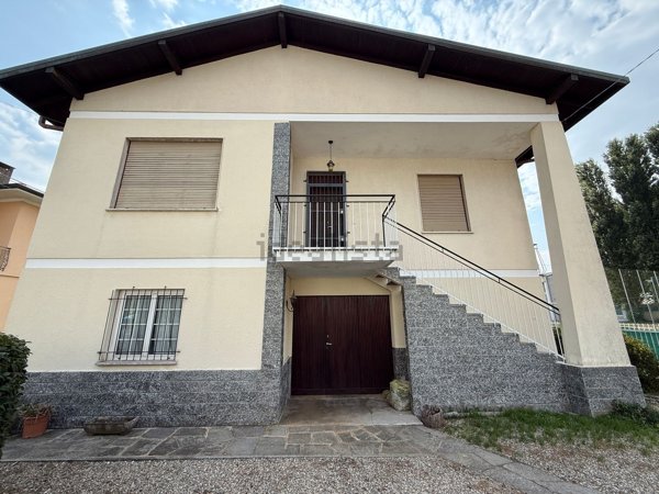 casa indipendente in vendita ad Arona in zona Mercurago