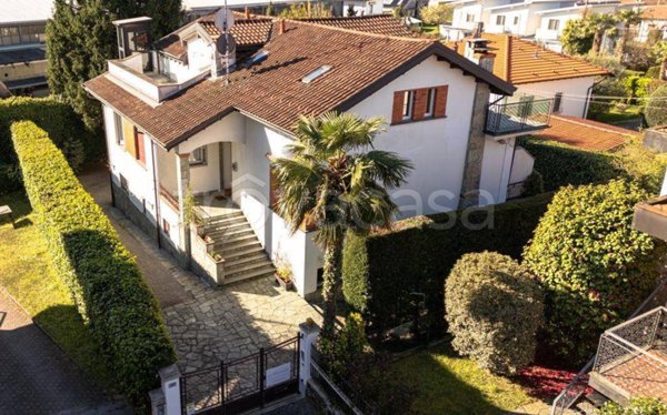 casa indipendente in vendita ad Arona in zona Mercurago