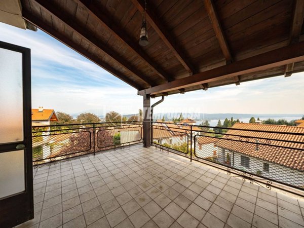casa indipendente in vendita ad Arona in zona Dagnente