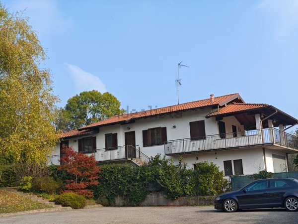 casa indipendente in vendita ad Arona in zona Mercurago