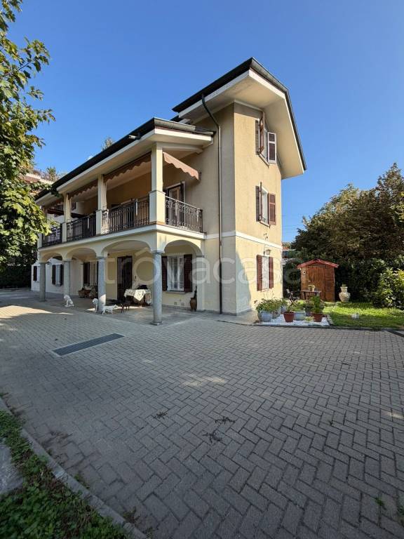 casa indipendente in vendita ad Arona