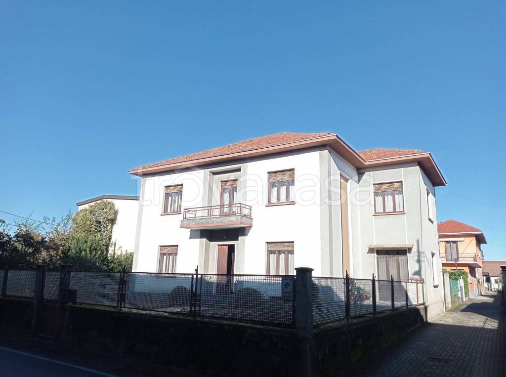 casa indipendente in vendita a Bellinzago Novarese