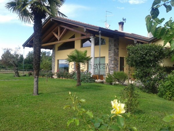 casa indipendente in vendita a Bellinzago Novarese