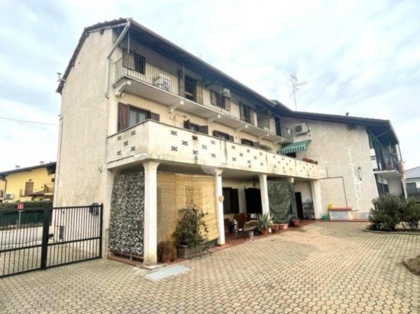 casa indipendente in vendita a Bellinzago Novarese