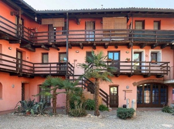 esavano in vendita a Bellinzago Novarese