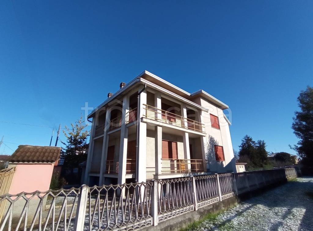 casa indipendente in vendita a Bellinzago Novarese