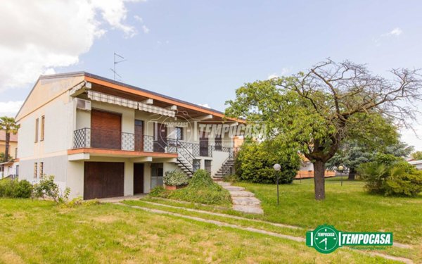 casa indipendente in vendita a Bellinzago Novarese
