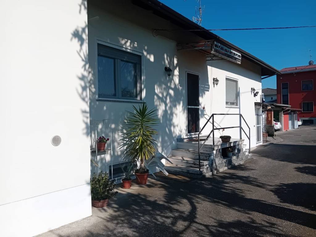 casa indipendente in vendita a Bellinzago Novarese
