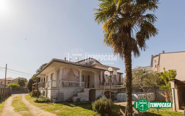 casa indipendente in vendita a Bellinzago Novarese