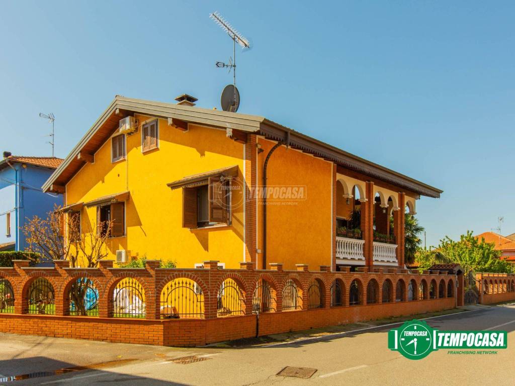 casa indipendente in vendita a Bellinzago Novarese