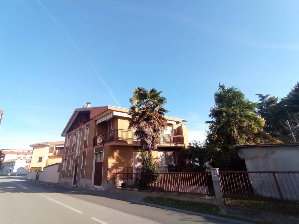 casa indipendente in vendita a Bellinzago Novarese