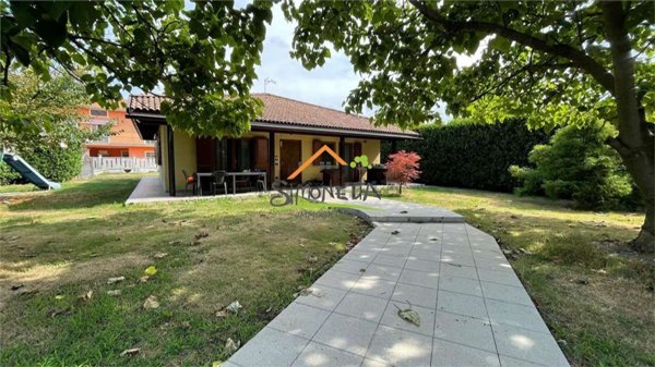 casa indipendente in vendita a Bellinzago Novarese