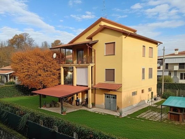 casa indipendente in vendita a Bellinzago Novarese