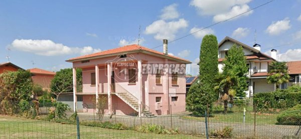 casa indipendente in vendita a Bellinzago Novarese