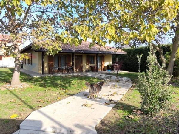 casa indipendente in vendita a Bellinzago Novarese