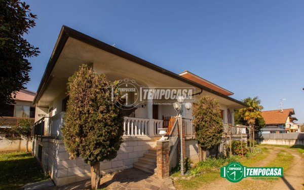 casa indipendente in vendita a Bellinzago Novarese