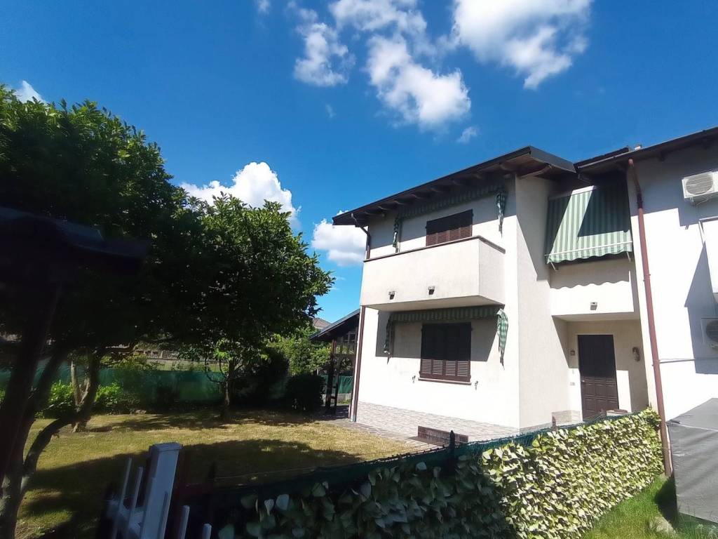 casa indipendente in vendita a Bellinzago Novarese