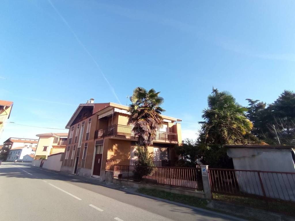 casa indipendente in vendita a Bellinzago Novarese