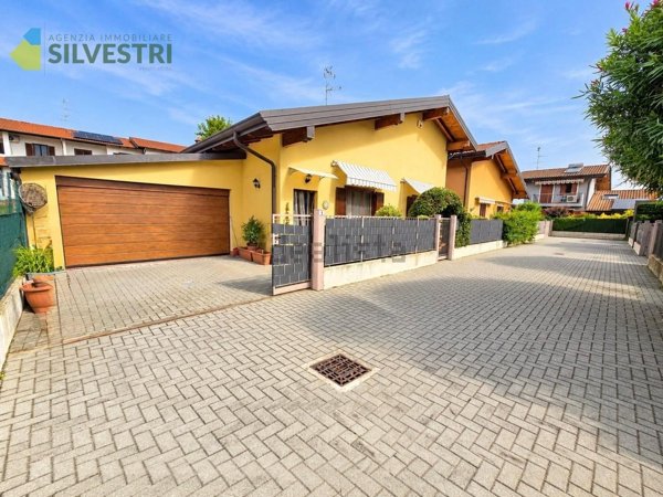 casa indipendente in vendita a Bellinzago Novarese